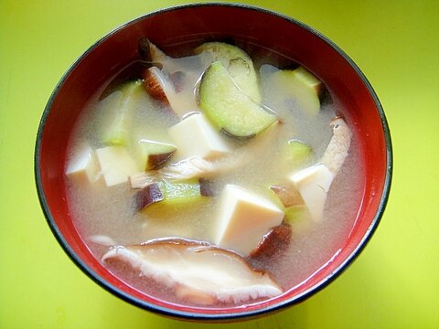 茄子と豆腐しいたけの味噌汁